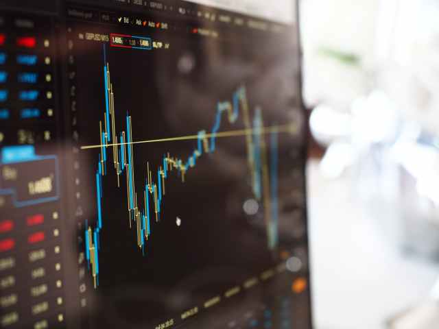 borsa monitöründe mavi ve sarı grafik