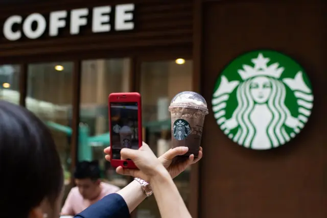 スターバックス-外のコーヒーカップで写真を撮る