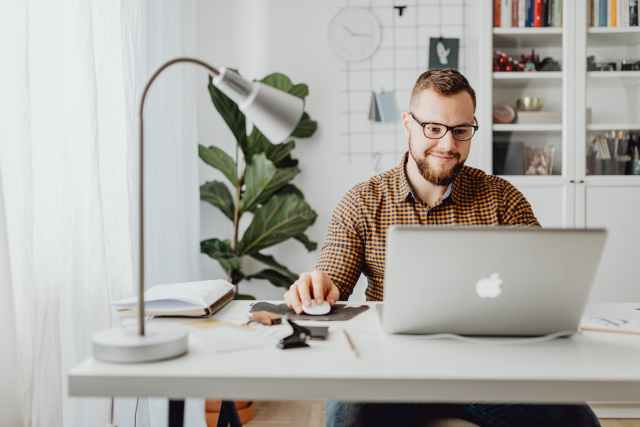 hombre usando macbook