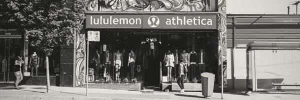 lululemon 매장 전면의 흑백 사진