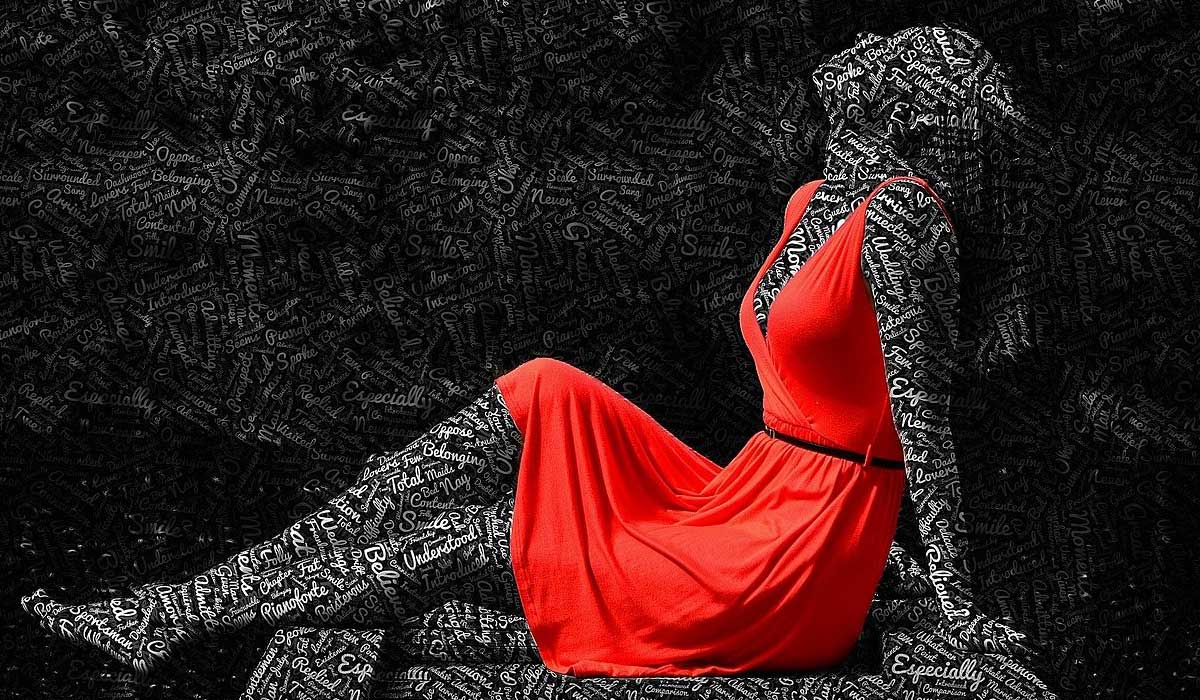 mujer con vestido rojo está cubierta de palabras blancas sobre negro.