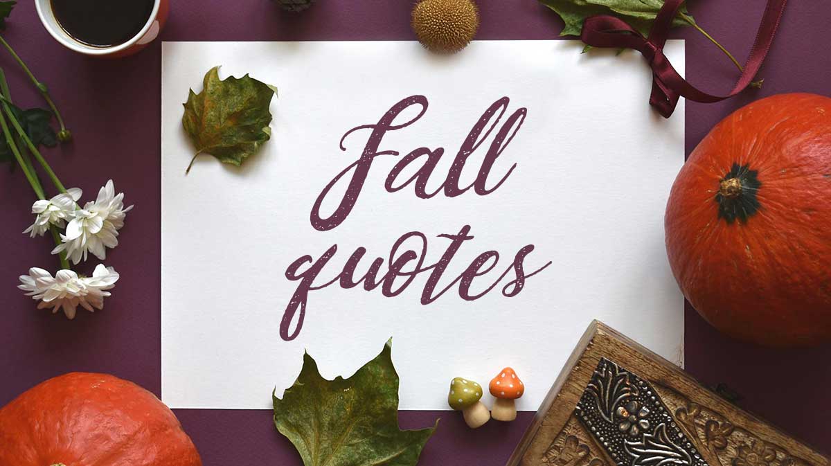 flatlay de citrouilles, de feuilles d'automne et de mamans sur une table de couleur prune a un script disant des citations d'automne sur une page blanche.