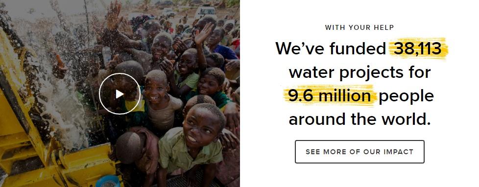 هذا المثال من Charity Water ممتاز لأنه لا يقدم للقارئ نظرة سريعة على ما أنجزه فحسب ، بل يقدم مزيدًا من التفاصيل في عبارة الحث على اتخاذ إجراء (CTA).