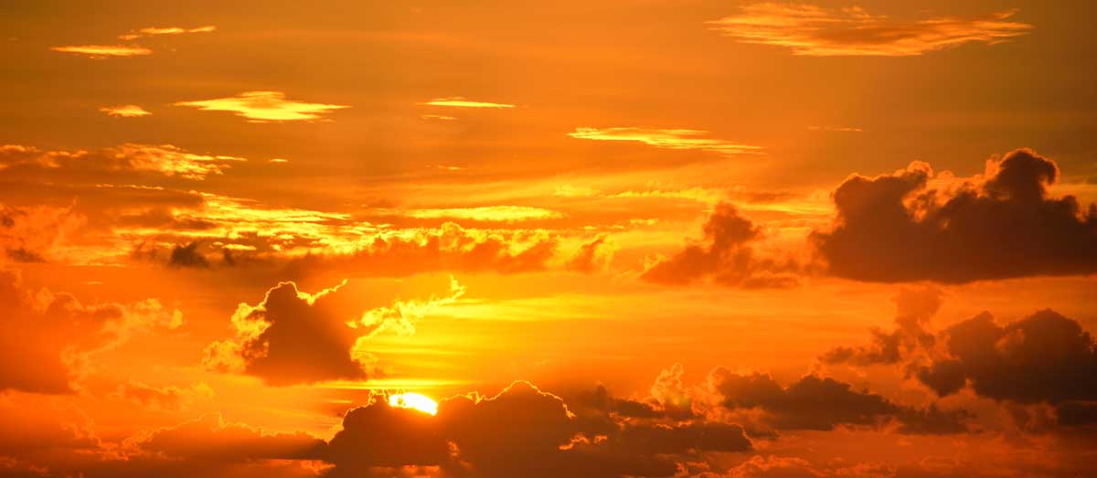 ciel orange au coucher du soleil.