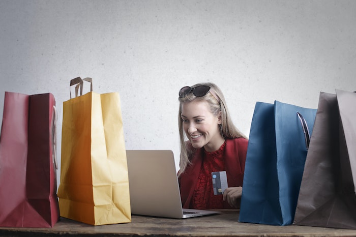 Mujer comprando en línea en casa