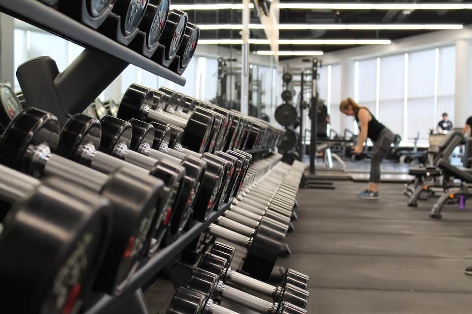 Poids libres dans une salle de sport