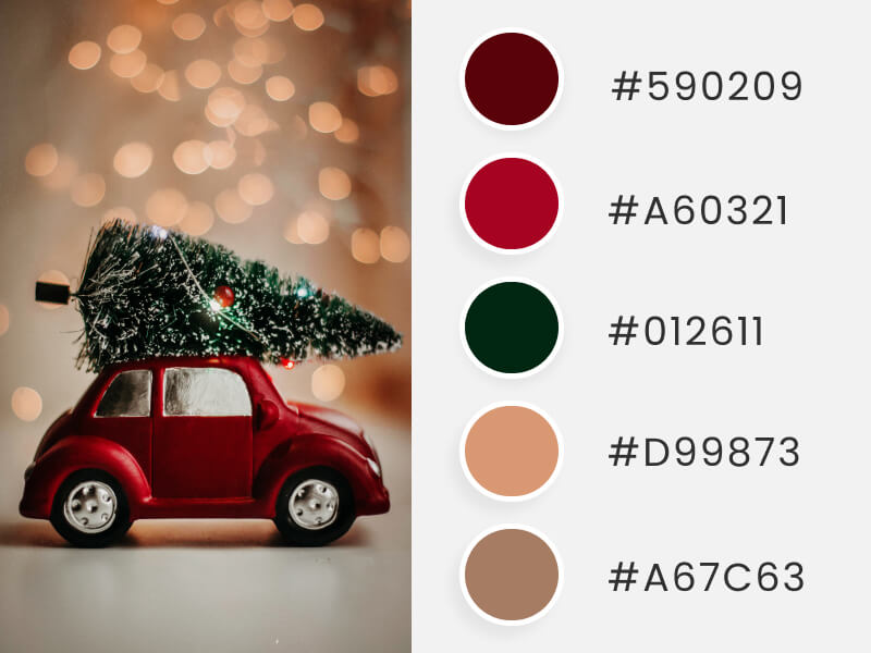 Palettes de couleurs d'hiver - une jolie voiture rouge transportant un pin de Noël