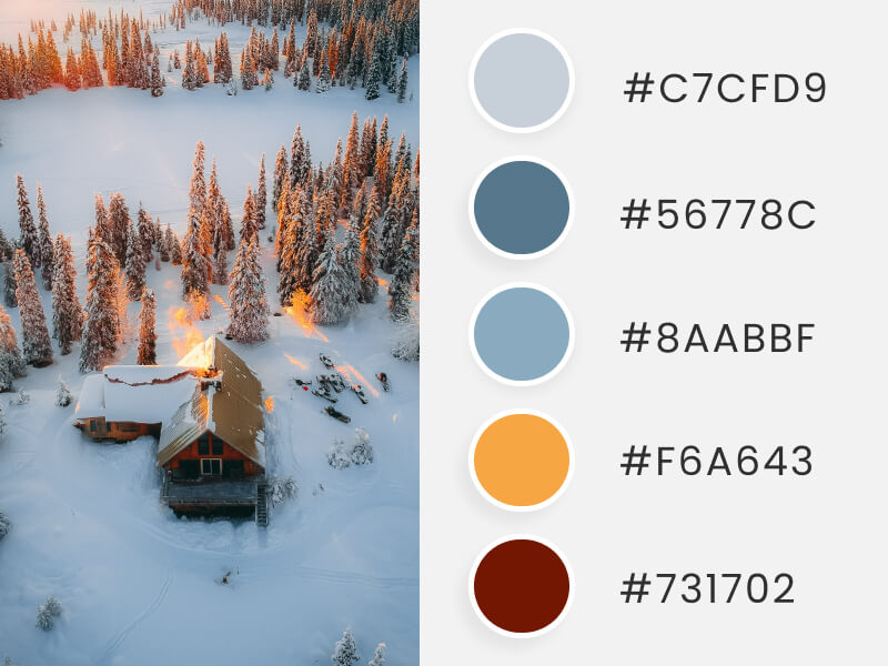 Palettes de couleurs d'hiver - une maison entre une forêt d'hiver