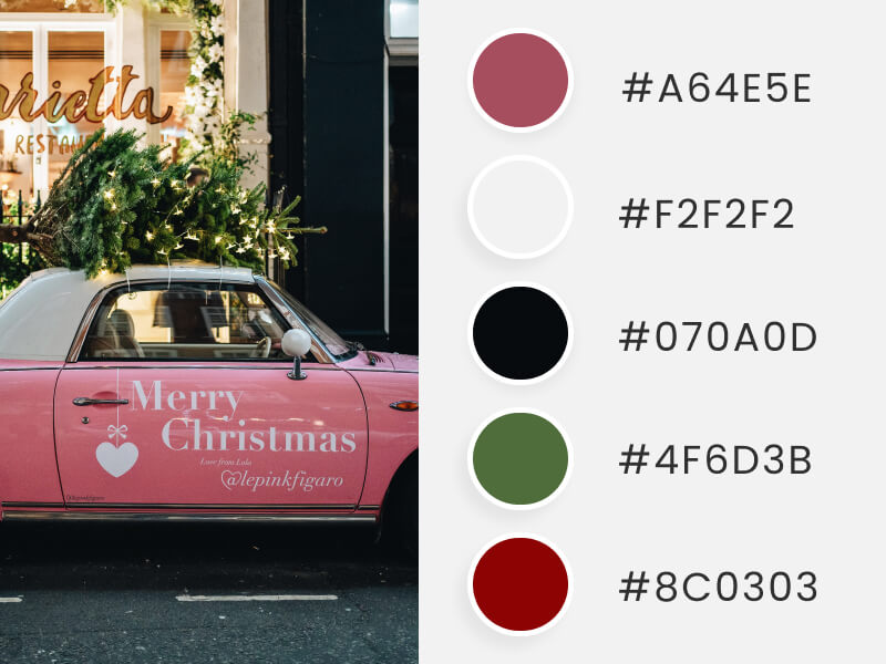 Palettes de couleurs d'hiver - une jolie voiture rose transportant un pin de Noël