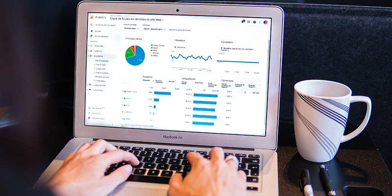 صفحة Google Analytics على MacBook Air