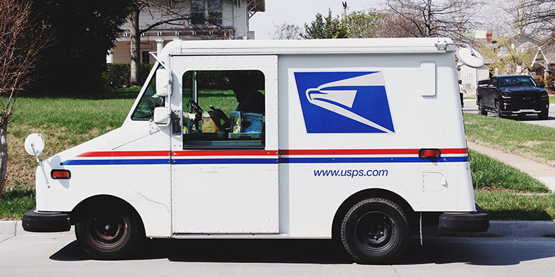 USPS van في إحدى الضواحي