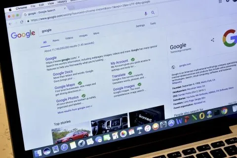 نتائج بحث google لـ "google" على شاشة الكمبيوتر المحمول