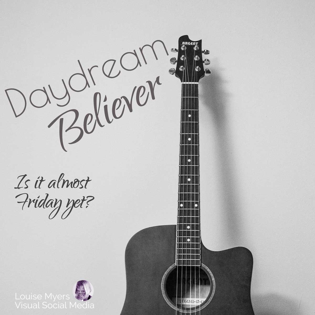 الغيتار المدعوم على الحائط به نص يقول Daydream Believer - هل اليوم الجمعة؟