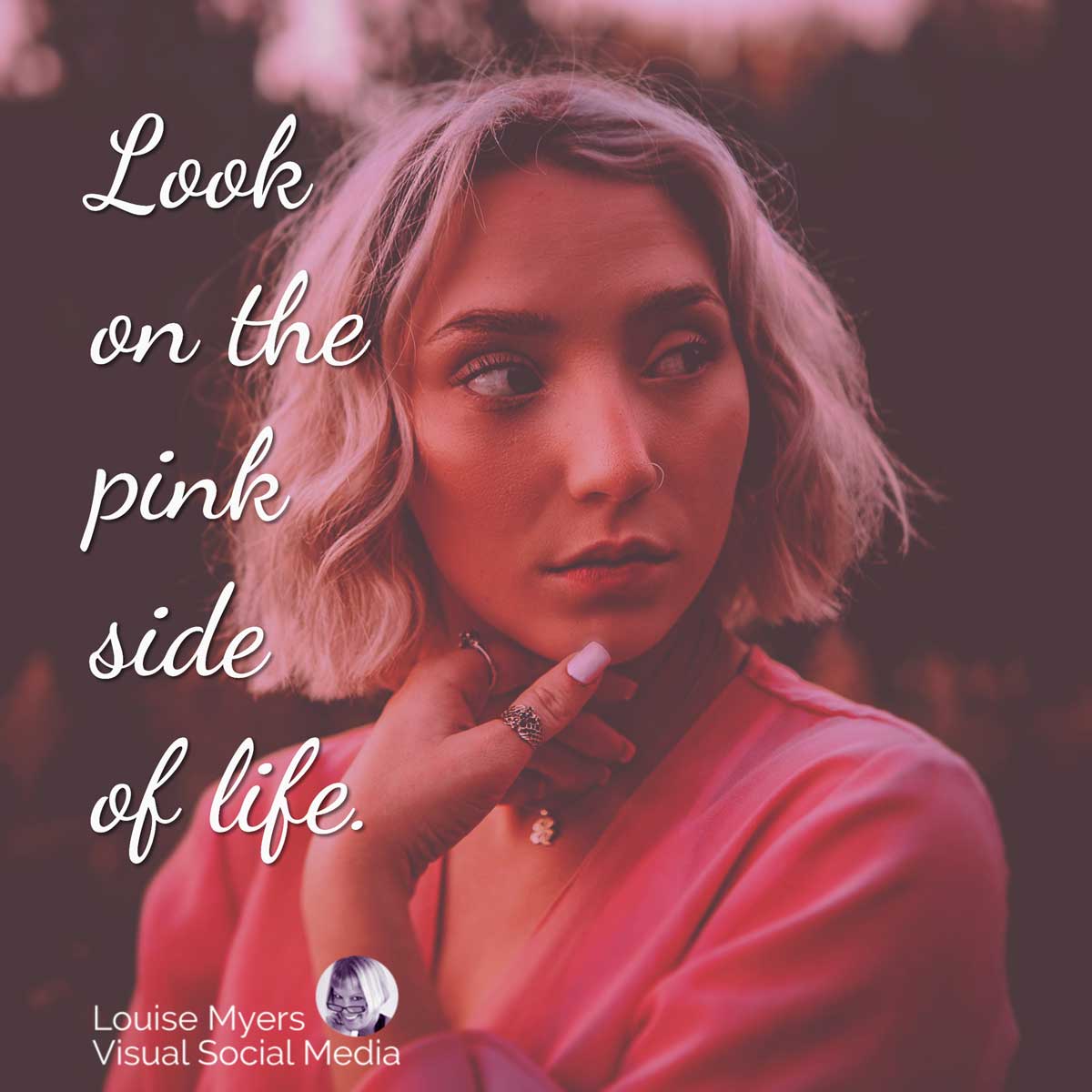 ผู้หญิงในชุดสีชมพูมองไปด้านข้างพูดว่า Look on the pink side of life.