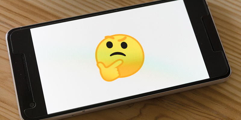 Cep telefonunda düşünen sarı bir emoji