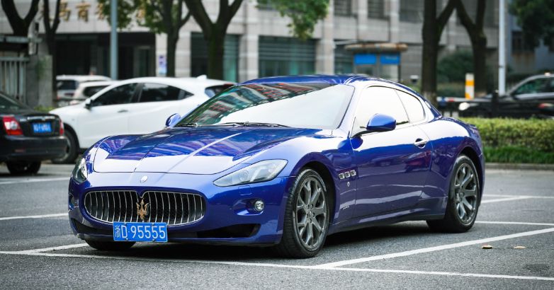 La voiture de sport de la marque de luxe Maserati vient de quitter la concession.