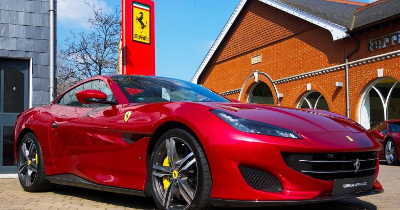 La voiture de luxe de Ferrari vient d'être lavée pour tourner la nouvelle vidéo promotionnelle.