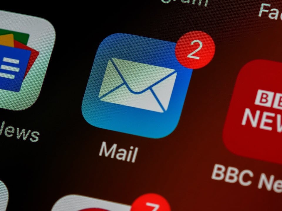 Icône de l'application e-mail avec bulle d'alerte rouge de deux notifications