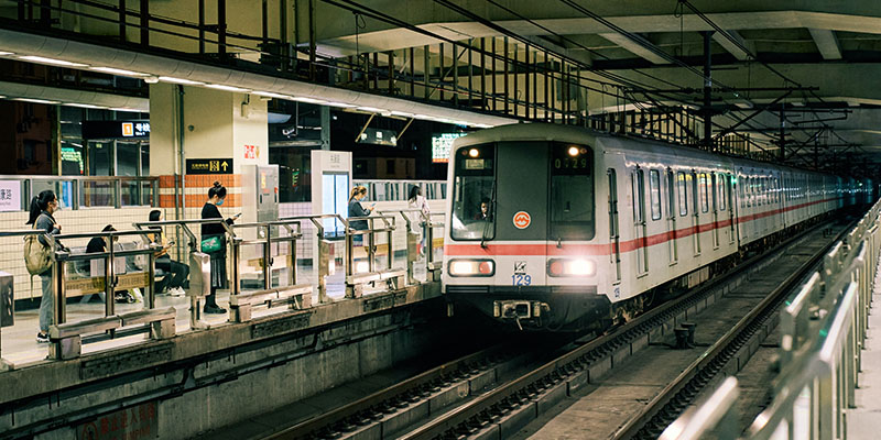 Un treno che entra in una stazione della metropolitana