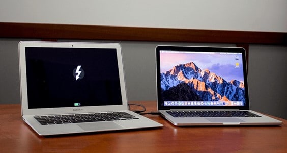 два macbook, соединенных кабелем Thunderbolt