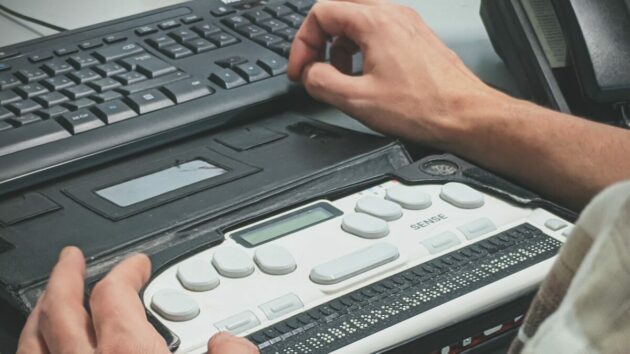 Ordinateur-Clavier-Electronique-Matériel-Machine-Braille-Ecran-Lecteur-Enregistreur