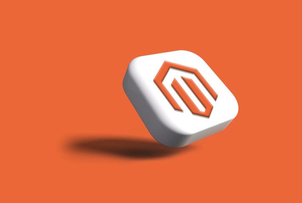 Logo Magento na frente de um fundo laranja