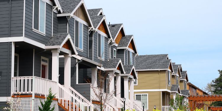 concept immobilier avec des maisons dans une rue