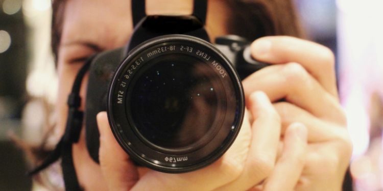 femme prenant une photo derrière la caméra