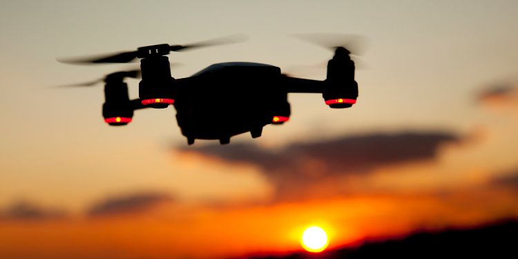 drone volant dans le ciel avec un coucher de soleil