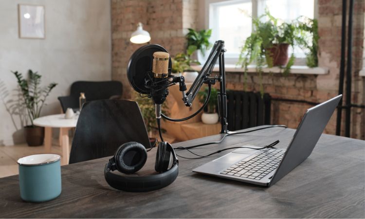 équipement de podcasting sur un bureau