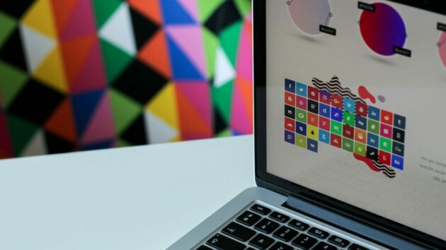 Graphic-Design-Laptop-Social-Colori-Icone-Sfondo-Logo