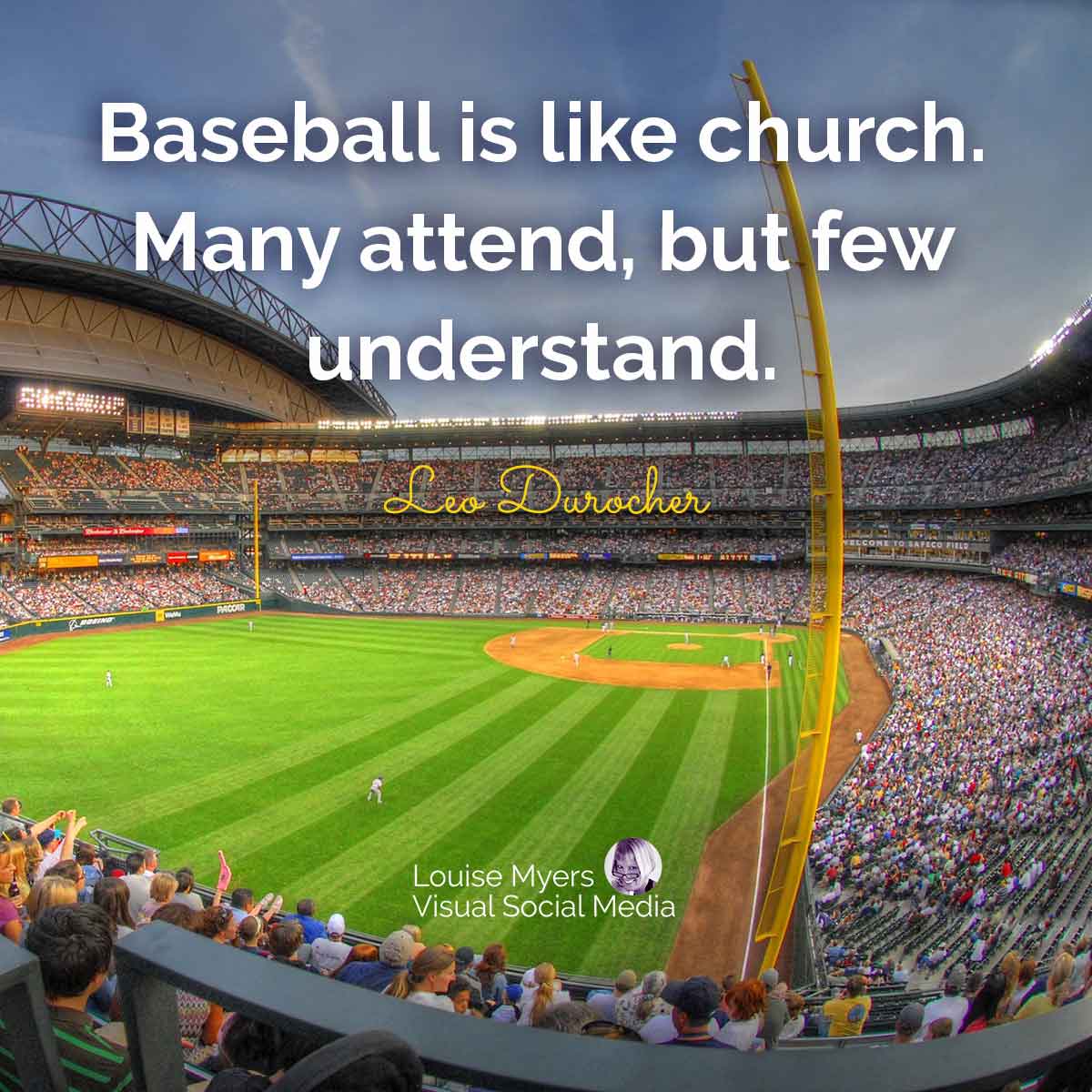 stadio di baseball affollato con citazione, il baseball è come una chiesa. Molti partecipano, ma pochi capiscono.