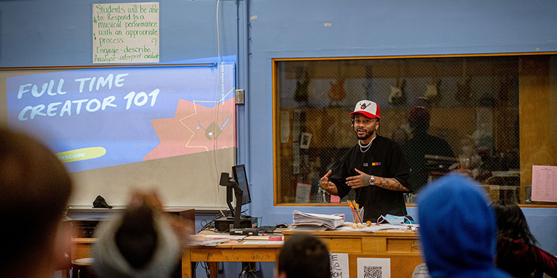 Un uomo che tiene una conferenza su "Creator 101" agli studenti di una classe