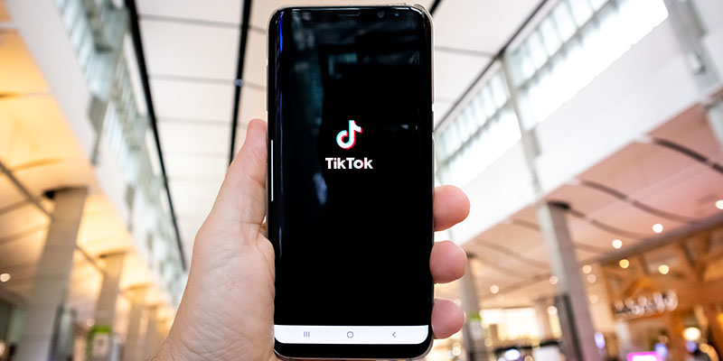 一隻手展示裝有 TikTok 應用的手機