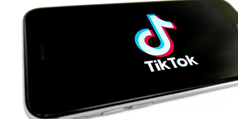 帶有大 TikTok 徽標的手機