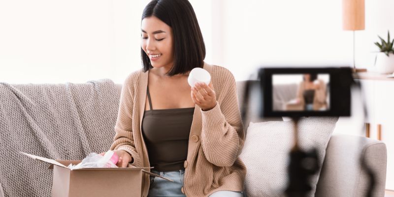 女人拍攝自己打開盒子的鏡頭