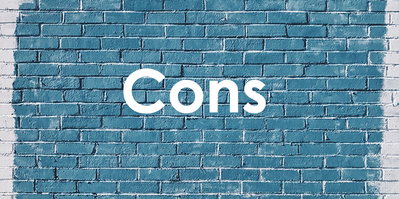 „Cons“ steht auf einer blauen Wand