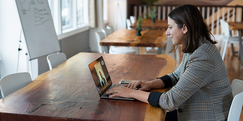 Una mujer joven asiste a una videollamada en su computadora portátil