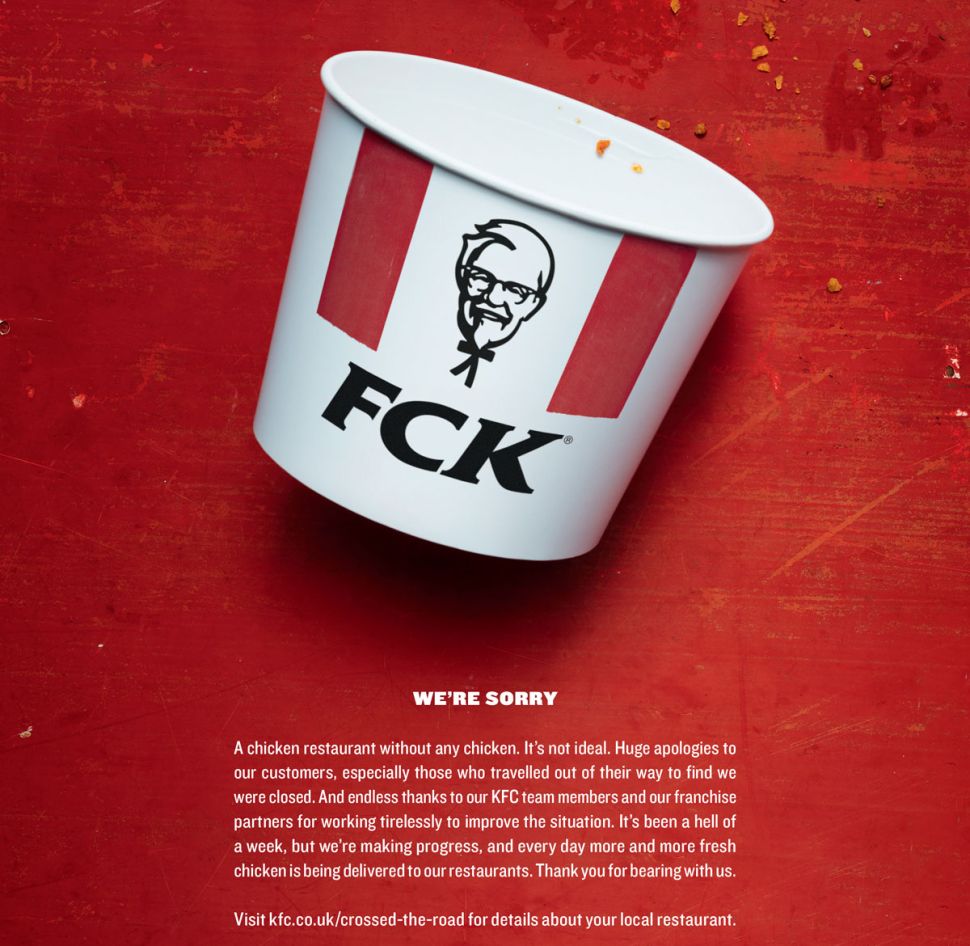 KFC の広告のスクリーンショット。広告は謝罪文で、KFCのバケツに「FCK」の文字が書かれている