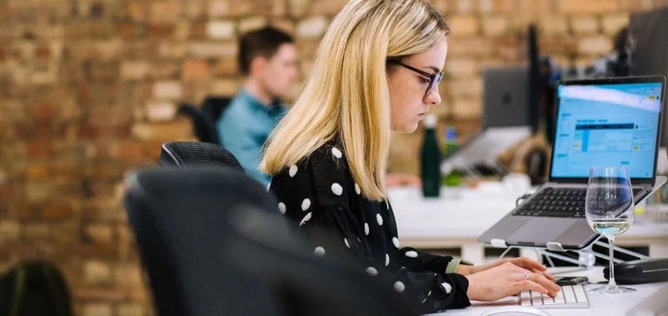 Une employée de Gripped était assise à un bureau et travaillait sur un ordinateur.