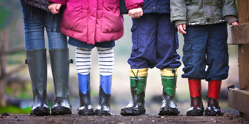 泥んこで遊ぶ 4 人の子供